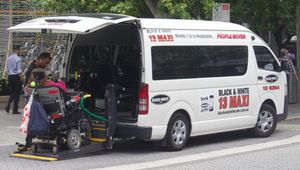 호주에서 휠체어 이용 승객을 내리는 휠체어 접근 가능 맥시캡