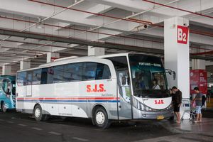 폰티아낙과 사라왁의 쿠칭을 연결하는 S.J.S 버스의 정면도