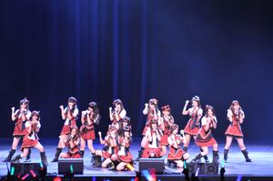 노키아 극장에서 열린 라이브 공연.이 때의 의상이 뮤직 비디오에도 등장한다.