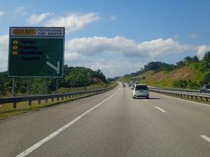 쿠알라 항구 인터체인지 방면 동부 해안 고속도로