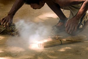 불을 지피는 오랑 아슬리