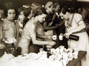 전쟁 중 피난 중인 페낭의 유럽 행정관과 민간인들이 이포역에서 휴식을 취하는 모습