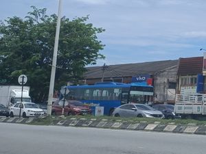 이포 쿠알라 캉사르 도로의 페락트랜짓 버스