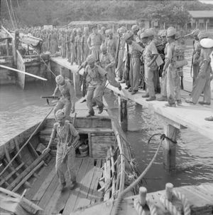 1941년 11월 13일, 조호르 남부에서 침공 훈련 중인 인도군이 보트에 승선하는 모습.