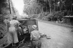 1942년 1월 18일 무아르 전투 당시 무아르-파릿술롱 도로에서 호주 제8사단(Australia) 대원 3명이 일본제 95식 경전차(Type 95 Ha-Gō)에 사격을 가하는 모습