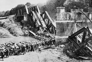 1942년 1월 22일, 후퇴하는 영국군이 파괴한 말레이 반도의 철교를 지나 진격하는 추가 일본군(라비스)