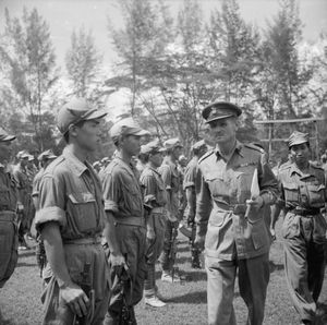 종전 후 1945년 조호르바루에서 영국군 제임스 매컬리 준장이 말레이 인민 반일군(MPAJA) 게릴라 4연대 병사들을 사열하는 모습