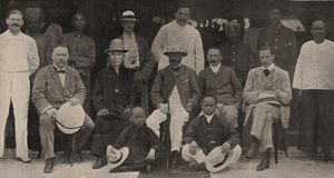 1904년 페락에서 영국 관리들과 함께 있는 중국인 거부 응 부 비(Ng Boo Bee)