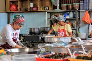 여러 가지 전통 쿠이를 만드는 뇨냐.