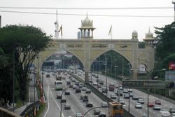 연방 고속도로 위의 코타 다룰 에산 아치는 연방 영토를 형성하기 위해 셀랑고르가 연방 정부에 쿠알라룸푸르를 할양한 것을 기념하기 위해 건설되었다.