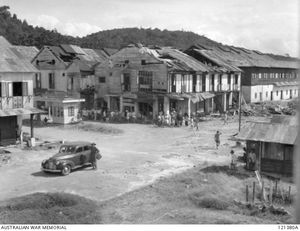 1945년 제2차 세계 대전(World War II) 중 동맹국(Allies of World War II)의 보르네오 전투(Borneo Campaign (1945)) 당시 제설턴 마을의 폭격 피해