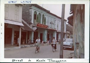 1961년 6월 중국 상점이 배경에 있는 쿠알라 트랑가누의 거리