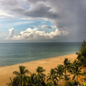 쿠알라트렝가누의 바다 전망과 열대 우림 기후