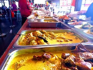 테라치(Terachi)의 한 식당에서 제공되는 네그리 전통 음식