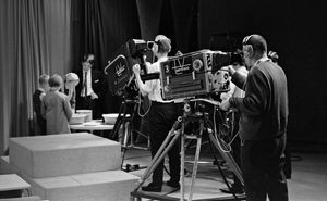 1965년 1월 2일 탐페레 프렌켈 스튜디오에서 텔레비전 프로그램을 촬영하는 카메라 오퍼레이터