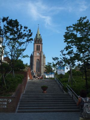 명동 쇼핑가 끝자락에 있는 인기 관광 명소인 명동성당.