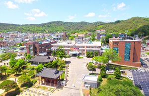 서산시청 전경. 시청 앞에는 서산 관아문 및 외동헌이 남아 있다.