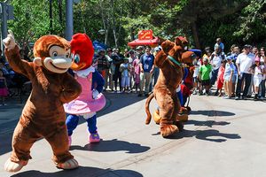 길거리에서 춤을 추는 캐릭터들.