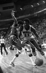 밥 매카두는 1974–75 시즌 NBA MVP로 선정되었다.