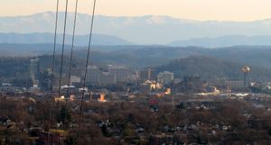 샤프스 리지(Sharp's Ridge)에서 바라본 노스빌(Knoxville) 시내와 저 멀리 솟아 있는 그레이트 스모키 산맥(Great Smoky Mountains)
