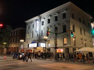 2022년 6월경 멜빈스(Melvins) 공연 후 비주 극장(Bijou Theatre)을 나서는 관객들