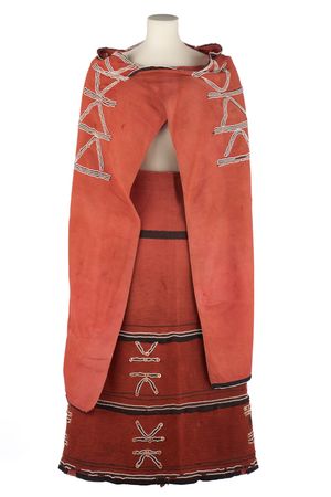 적황색을 띤 면담요로 만들어져 유리 구슬, 진주 단추, 검은색 펠트 테두리로 장식된 코사 여성 의상