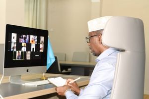 화상 회의를 하는 남성