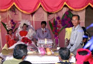 토 파모나 결혼식에서 신부 값 교환으로 절정에 달하는 포신투우의 '무료 선물'