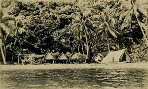 말리노프스키의 서태평양의 아르고나우타이(1922)에 실린 사진 Plate I, 마을과 말리노프스키의 텐트를 보여줍니다.