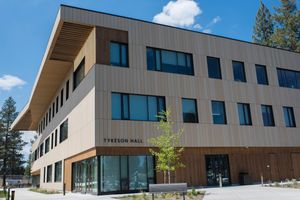 오리건주립대학교 캐스케이드 캠퍼스의 타이키슨 홀 (사진: Hannah O'Leary)