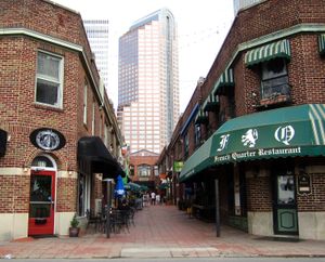 업타운 샬럿(Uptown Charlotte)의 브레버드 코트(Brevard Court) 뒤편에 있는 원 웰스파고 센터(One Wells Fargo Center)