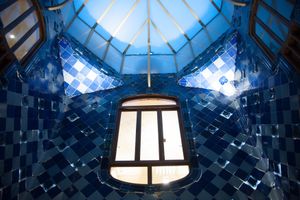 중정; 가우디는 바트요에게 건물의 중앙 우물을 확장하여 빛을 들여오도록 설득했고, 재건축은 하지 않았다.