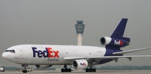 페덱스 익스프레스(FedEx Express) 화물기가 인디애나폴리스 국제공항(Indianapolis International Airport)에 착륙하는 모습
