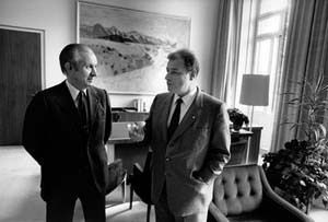 사마란치(왼쪽)와 장-파스칼 들라뮈라 스위스 연방 대통령 (1982~1984년경)