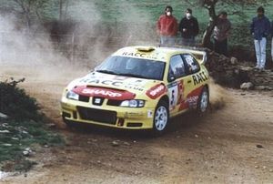 다니엘 솔라가 캉가스 델 나르세아 지상 랠리에서 SEAT 코르도바 WRC를 운전하는 모습