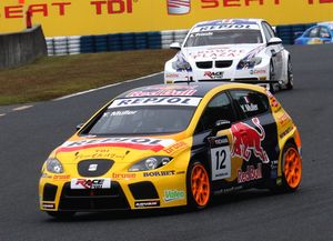 일본에서 이반 뮬러가 SEAT 레온 TDI를 운전하는 모습