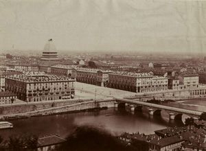 19세기 후반 토리노의 모습. 배경에는 건설 중인 안토넬리아나 탑이 보인다.