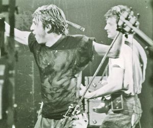 비엘로 두그메(Bijelo Dugme)는 사라예보에서 시작되었다. 사진은 믈라덴 보이치치 티파(Mladen Vojičić Tifa)(왼쪽)와 고란 브레고비치(Goran Bregović)이다.