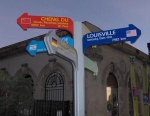 몽펠리에의 자매 도시들을 보여주는 샤를 드골 광장의 표지판