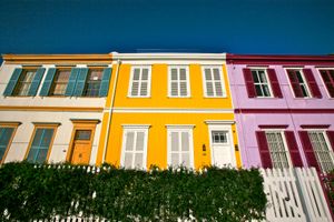 발파라이소의 많은 집들은 다채롭게 페인트칠 되어 있다