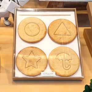 한국의 길거리 음식 달고나. 드라마의 3화에 나오며, 참가자는 안쪽 모양을 정확히 분리해야 했다.