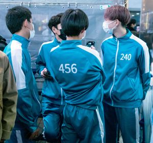 2021년 할로윈 시기 일본 도쿄의 오징어 게임 참가자 코스프레