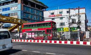 랑푸르 시내버스 서비스의 BRTC 2층 버스