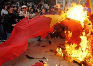 티베트 지지 시위에서 불타는 중국 국기