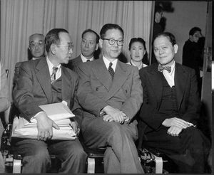 1948년 12월, 파리 샤오궁에서 열린 제3차 유엔 임시총회에서 총회 결과가 다가오자 초조한 모습을 보이고 있는 대한민국 정부 대표단. 앞줄 왼쪽부터 시계방향으로 남궁염, 한사람 건너 모윤숙, 조병옥, 장면.