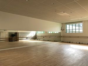 바(barre rails), 거울, 그리고 설치된 스피커가 있는 댄스 스튜디오