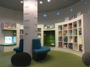 핀란드 탐페레에 있는 무민 박물관의 무민 책들과 토베 얀손의 전기들