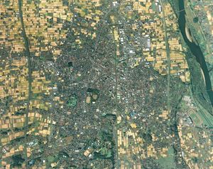 시청이 있는 미즈사와 지역 중심부 주변의 항공 사진. 2011년 10월 9일 촬영.국토교통성 국토지리원 [https://mapps.gsi.go.jp/ 지도·항공사진 열람 서비스]의 항공사진을 기반으로 작성