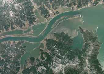 2011년 동일본대지진 8일 후 촬영된 기타카미 강 하구 주변 항공사진. 2011년 3월 19일 촬영된 10장의 사진을 합성하여 제작. 국토교통성 국토지리원 [https://mapps.gsi.go.jp/ 지도·항공사진 열람 서비스]의 항공사진을 바탕으로 제작