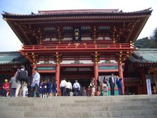 쓰루가오카 하치만구 본전(本殿). 가마쿠라의 정비는 이 쓰루가오카 하치만구의 이건에서 시작되었다.